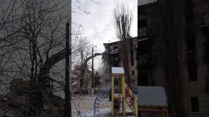 Демонтаж пятиэтажки. Экскаватор сносит жилой дом