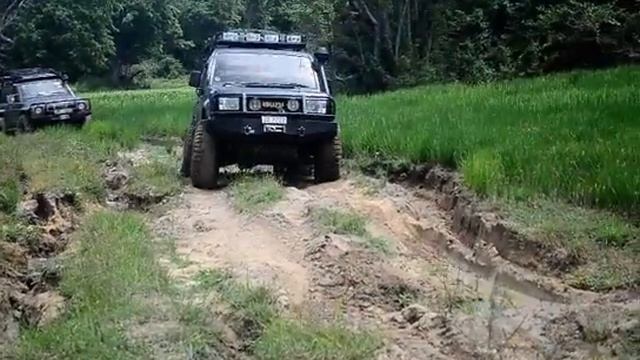 Isuzu Trooper and Nissan Patrol 4x4 смотреть онлайн