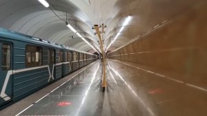 Метро Москва станция Окружная прибытие и отправление поезда. Люблинско-Дмитровская линия метро