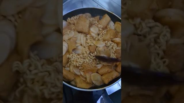 Плюсы встречаться с кореянкой. кореянка готовит токпокки