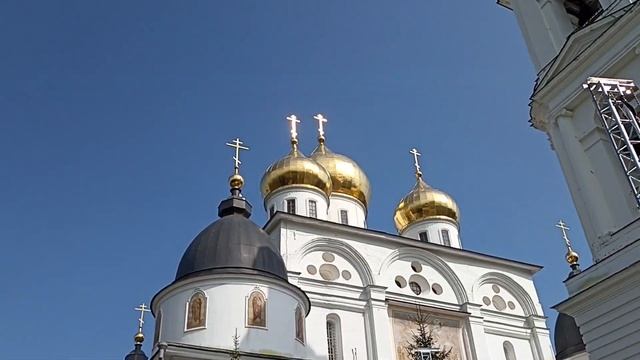 Монтируют нехристи эстрадную сцену прямо у входа в Успенский Собор в древнем Дмитрове