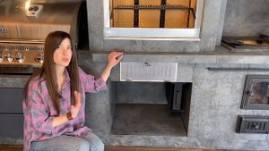 Стильная мангальная зона с газовым грилем и казаном в закрытой Беседке