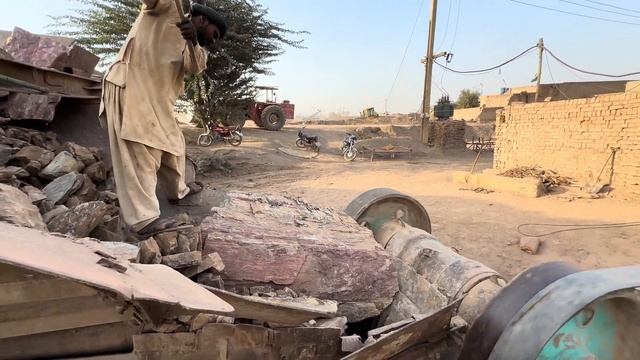 Строительство, дробление щебёнки