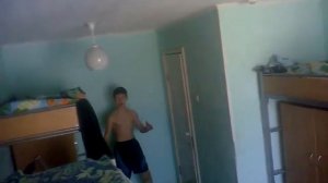 ржачь))))пацан долбится головой об дверь))))))