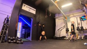 Мощная тренировка на плечи и трицепс CrossFit NOTBROKEN EMOM 10 минут Трасторы 8 каждую минуту