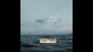 НЛО скрывается в облаке.