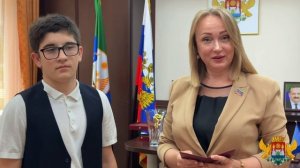 Вручила удостоверение своего помощника Абсаламову Байсолтану.