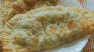 Чебуреки с зелёным луком и сыром.