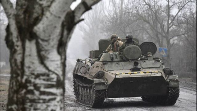 Российские военные с риском для жизни эвакуировали неисправный БТР