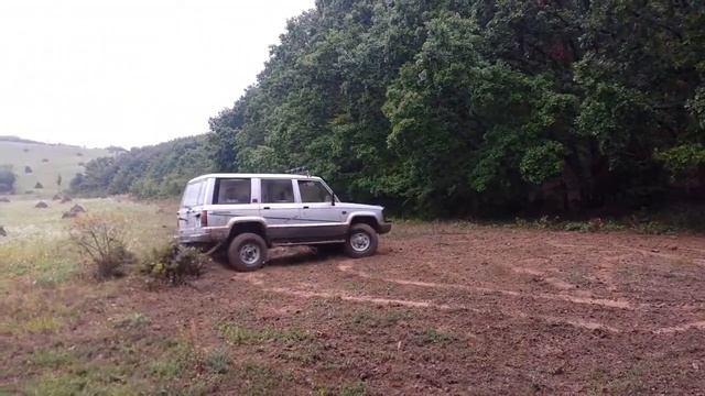89 Isuzu Trooper in mud смотреть онлайн