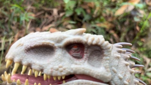 Jurassic World Динозавр Индоминус Рекс на свободе