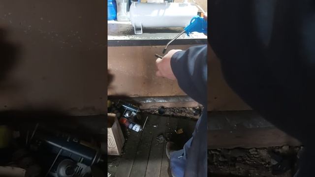 Компрессор из огнетушителя и мотора холодильника. Не всё удалось купить. Соседу СПАСИБО!