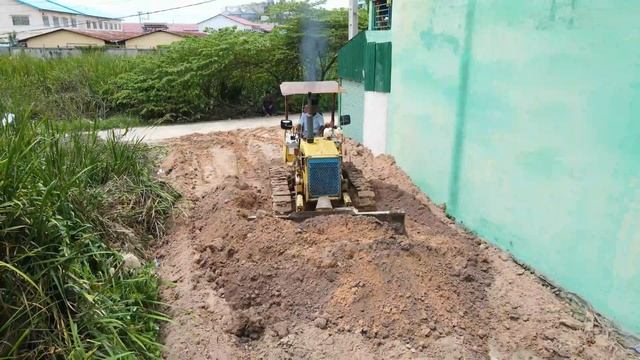 Строительство, засыпка, очередной самосвал встал "на дыбы"