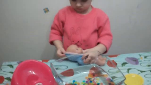 Купаем пупсика в шариках Орбиз, вместе с дельфинами))) Bath with Orbeez balls and with dolphins))) смотреть онлайн