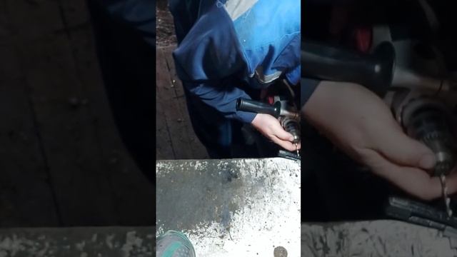 Как просверлить крепкий болт ровно. Без сверлильного станка. Смотрите.