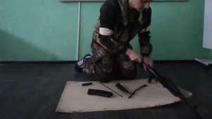 Разборка-сборка автомата Калашникова. Выполняет автор канала.