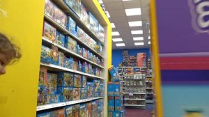 Мили выбирает новую игрушку в магазине Toys R US !!! VLOG
