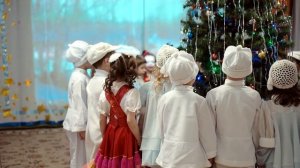 Дедушка Мороз! Дедушка Мороз!У тебя красивый красный нос!Песня!