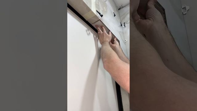 Облицовка стены керамогранитом со скрытой дверью #shortvideo #душевая #плиточникспб #tilers