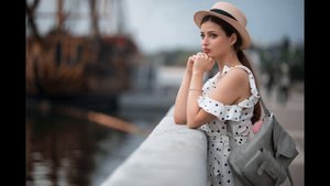 ДЕВУШКА С СОСЕДНЕЙ УЛИЦЫ