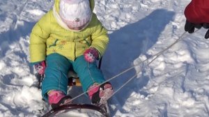 Зимние прогулки. Катание на санках.Видео для мальчиков и девочек!