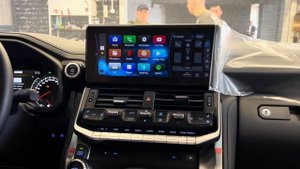 Блок CarPlay на Toyota Land Cruiser 300