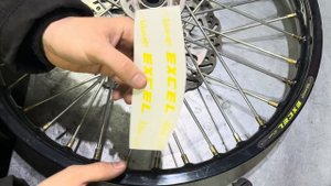 Как правильно клеить наклейки на обода
