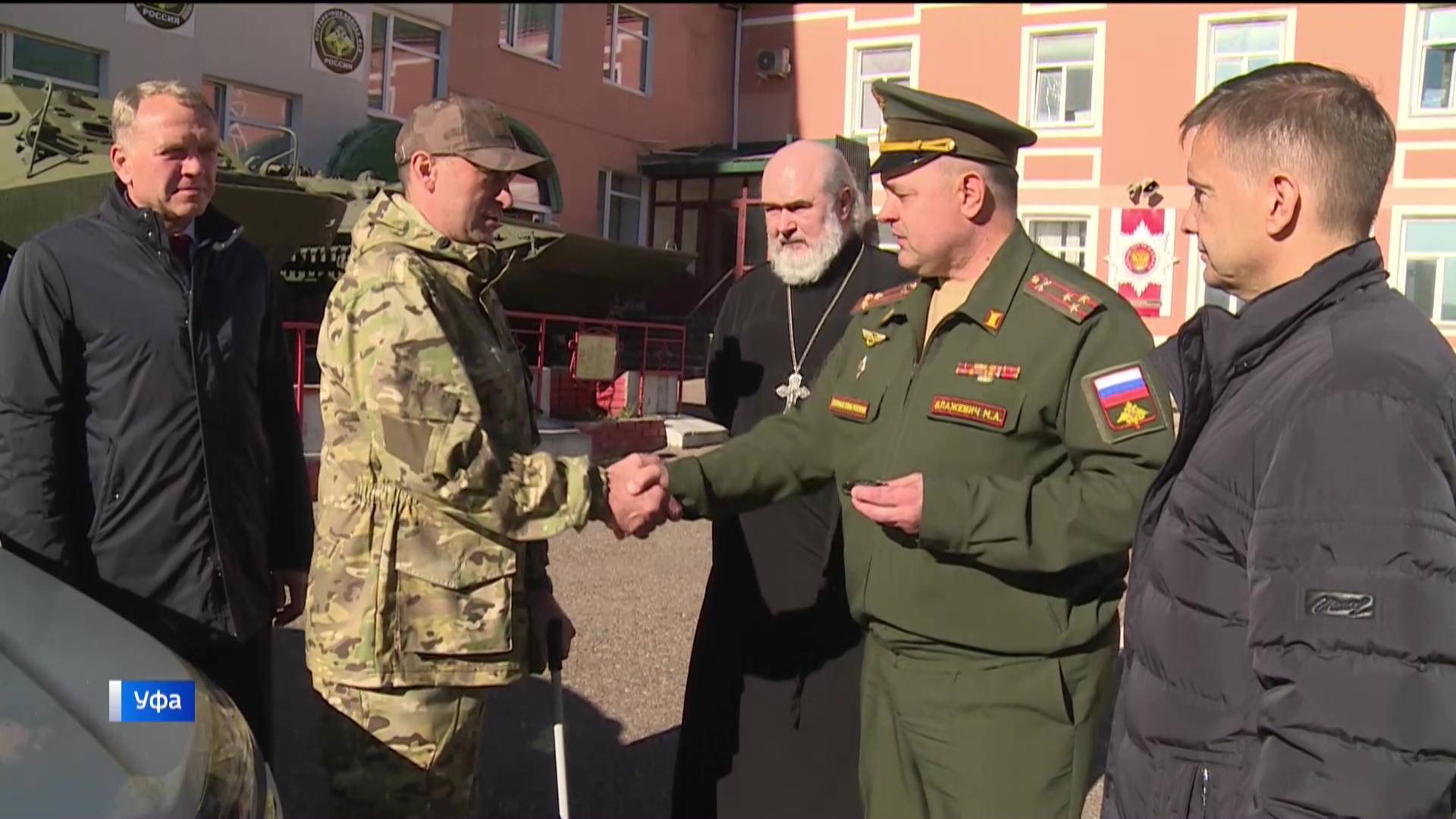 Получившему ранение ветерану СВО из Башкирии вручили автомобиль и помогли найти работу