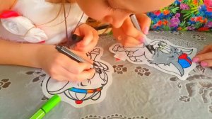 Творчество на канале Ева ТВ. Ева и мама раскрашивают бумажные шарики, надувают их и играют ими.