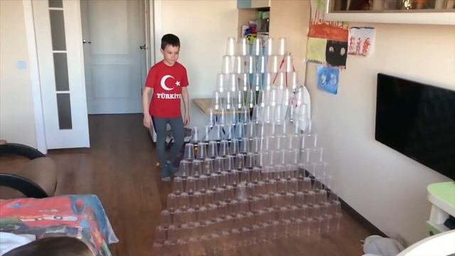 Башня из стаканчиков