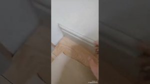 Монтаж 120 мм плинтуса под эмалью.