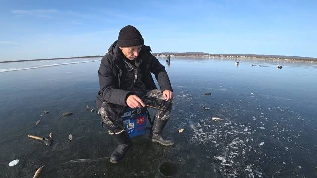 Рыбалка по первому льду самая интересная.