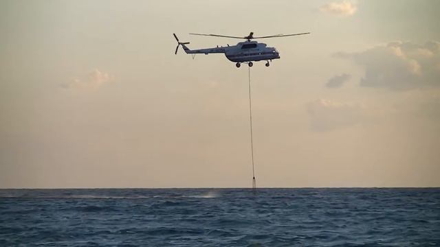 Вертолёт набирает воду