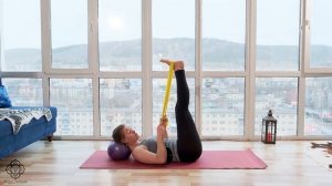 Комплекс с лентой и мячом у изголовья