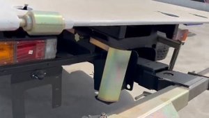 эвакуатор со сдвижной платформой, с устройством для частичной погрузки. шасси isuzu