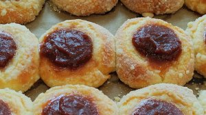 Сдоба с повидлом.