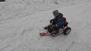 СЫНОВЬЯ ДРИФТУЮТ НА САМОДЕЛЬНОМ ЭЛЕКТРО-СНЕГОКАТЕ. Такого вы ещё не видели!