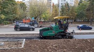 Асфальтоукладчик. Трактор.