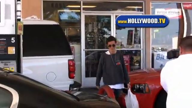 Lindsay Lohan And Samantha Ronson At 76 Gas Station. смотреть онлайн