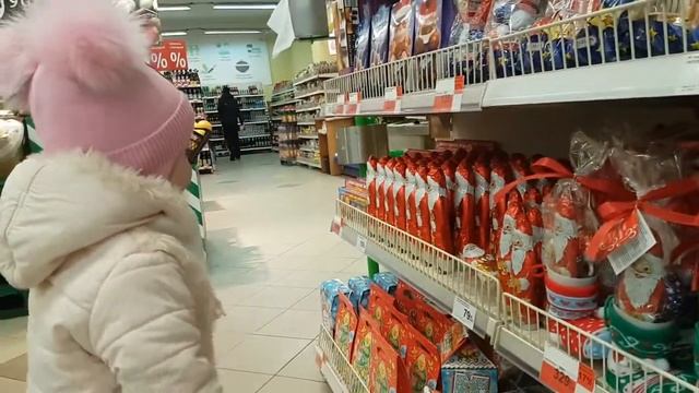 Прогулка | Ульяша идёт в магазин | Vlog