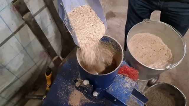 Как регулировать зазор между матрицей и вальцами на подвижном грануляторе смотреть онлайн