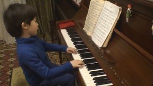 Две пьесы для фортепиано: С.Майкапар "Маленький командир" и Д.Кабалевский "Клоуны"