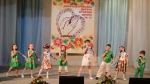 Песня "Украина". Поет ансамбль "Малыши"