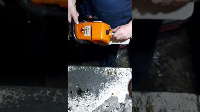 Вот так заводится  хорошо отрегулированная бензопила. В данном случае пила STIHL MS 440.