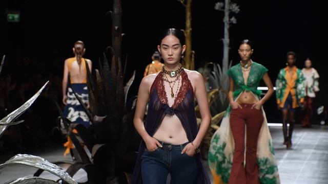 Показ женской моды Etro Весна-лето 2025
