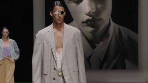 Показ женской одежды Emporio Armani