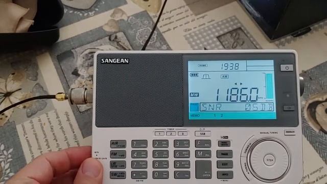 Sangean ATS-909X2 nightime in the medium wave an ham operator come out mixed with others signals смотреть онлайн
