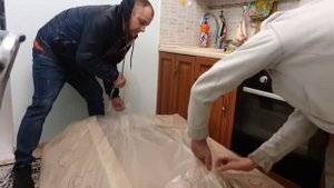 Вручение оранжевого дивана победителю конкурса от 169.ru