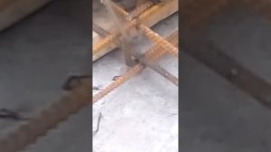 Как вяжут арматуру клещами
