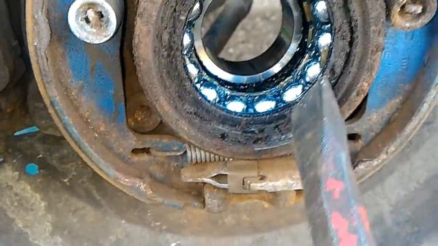 Замена заднего ступичного подшипника. OpelOmega B. Rear wheel bearing replacement.